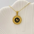 Collana dorata con ciondolo nero rotondo e lettera N su vassoio a forma di conchiglia - Lettera N / Nero