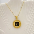 Elegante collana dorata con pendente iniziale P, disco nero e bordo intrecciato - Lettera P / Nero