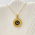 Collana dorata con pendente tondo nero, lettera Q e raffinata trama a spirale - Lettera Q / Nero