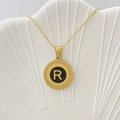 Collana d'oro minimalista con ciondolo tondo nero con lettera R e bordo a corda - Lettera R / Nero