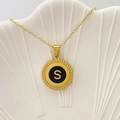 Collana minimalista in oro con pendente in smalto nero e lettera S su un piatto di conchiglia - Lettera S / Nero