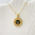 Collana in oro con pendente circolare nero lettera U e bordi con motivo a raggiera - Lettera U / Nero