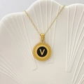 Collana con medaglione rotondo d'oro con centro nero, lettera V dorata e trama a corda - Lettera V / Nero