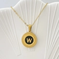 Elegante collana dorata con ciondolo lettera W su base nera e bordo smerlato - Lettera W / Nero