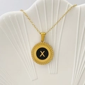 Collana dorata con lettera X su pendente rotondo in smalto nero e bordo zigrinato - Lettera X / Nero