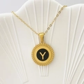 Elegante collana dorata con ciondolo tondo in pizzo e iniziale Y su base in ceramica - Lettera Y / Nero