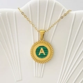 Collana con ciondolo rotondo dorato con base verde e dettaglio lettera A - Lettera A / Verde