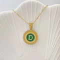 Collana dorata con pendente lettera D in malachite verde su vassoio a conchiglia - Lettera D / Verde