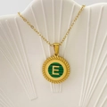 Collana elegante con pendente lettera E dorata e strisce verdi su vassoio bianco - Lettera E / Verde