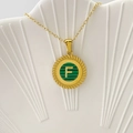 Collana vintage con ciondolo rotondo lettera F in finitura oro e stile malachite verde - Lettera F / Verde