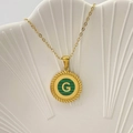 Collana dorata con ciondolo tondo iniziale G e inserto in malachite verde testurizzata - Lettera G / Verde