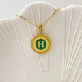Collana dorata con ciondolo in smalto verde e lettera H su vassoio a conchiglia - Lettera H / Verde