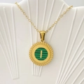 Collana con ciondolo rotondo dorato con trama in malachite verde e lettera I - Lettera I / Verde