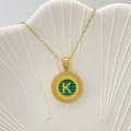 Elegante collana a catena d'oro con ciondolo tondo a righe e incisione della lettera K - Lettera K / Verde