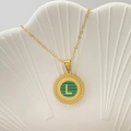 Collana vintage in oro 18 carati con lettera L e ciondolo a righe verdi su vassoio - Lettera L / Verde