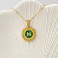 Collana dorata con pendente rotondo lettera M su sfondo verde a righe sottili - Lettera M / Verde