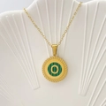 Collana dorata con ciondolo rotondo con lettera O e trama in malachite verde - Lettera O / Verde