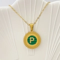 Collana dorata con ciondolo rotondo, sfondo a trama verde e la lettera P incisa - Lettera P / Verde