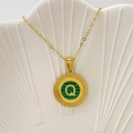 Collana dorata con ciondolo rotondo a righe verdi e rilievo della lettera Q in oro - Lettera Q / Verde