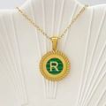 Collana dorata con ciondolo in malachite verde, lettera R e bordo con motivo a raggiera - Lettera R / Verde