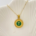 Elegante collana dorata con ciondolo rotondo a strisce verdi e dettaglio lettera T - Lettera T / Verde