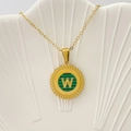 Collana in acciaio inossidabile dorato con pendente tondo lettera 'W' e inserto verde - Lettera W / Verde