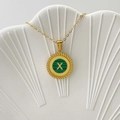 Collana dorata con ciondolo tondo in malachite e lettera X dorata strutturata - Lettera X / Verde