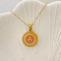 Collana con ciondolo tondo in smalto rosa, lettera A dorata e bordo con trama a spirale - Lettera A / Rosa