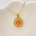 Collana dorata con pendente tondo in smalto rosa, lettera C e bordo con trama a fune - Lettera C / Rosa