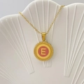 Collana dorata con pendente lettera E in smalto rosa e bordo a fune elegante - Lettera E / Rosa