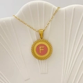 Collana a catena dorata con ciondolo rotondo in smalto rosa, iniziale F e bordo a spirale - Lettera F / Rosa