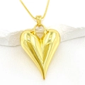 Vista detallada de un colgante de corazón 3D dorado con facetas verticales y cadena box - Collar / Dorado