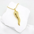 Vintage goldener Chili-Anhänger mit gebürsteter Metalltextur an einer Box-Kette - M