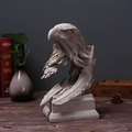 Scultura del busto di un'aquila in arenaria con piume realistiche su base trapezoidale - Aquila in Arenaria