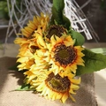 Ramo de girasoles artificiales con pétalos amarillos sobre tela para decoración - Ramo de Girasoles Artificiales / D50-22101-Naranja