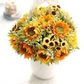 Ramo de girasoles artificiales en un jarrón de cerámica blanca para decoración de mesa - Girasol Artificial / D50-13396 (Naranja/Amarillo)