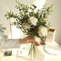Ramo de rosas blancas artificiales y eucalipto sostenido a mano de estilo nórdico - Ramo de Rosas Artificiales / D41-2300-Blanco Crema