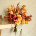 Ramo otoñal nórdico con rosas naranjas y gerberas amarillas sobre tela beige - Ramo Artificial Mixto / Ramo Historia de Otoño 1061