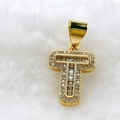 Makroaufnahme des vergoldeten Buchstabe-T-Anhängers mit Zirkonia-Pavé-Steinen - Nur Anhänger (Ohne Kette) / Gold T