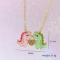 Detail der pinkfarbenen und grünen Dino-Halsketten mit Maßen 25,5 mm mal 40 mm - Rosa Und Grüner Dinosaurier Passender Stil / Nur Anhänger (Ohne Kette)