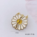 Detail eines 24mm Gänseblümchen Herzanhängers mit weißer Emaille und Goldrand - Gänseblümchen Riss Passender Stil / Nur Anhänger (Ohne Kette)