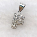 Silberner Buchstabe F Anhänger mit funkelnden Zirkonia-Steinen im Iced-Out-Look - Nur Anhänger (Ohne Kette) / Silber F