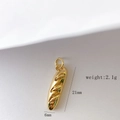 Makroansicht des goldenen Croissant-Anhängers mit Maßen 21mm mal 6mm und 2,1g Gewicht - Baguette-Form (Stil B) / Nur Anhänger (Ohne Kette)