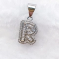 Silberner Iced-Out Buchstabe R Anhänger mit Zirkonia-Steinen und großer Metallöse - Nur Anhänger (Ohne Kette) / Silber R