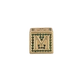 Ciondolo a cubo dorato con pietre di zircone verde e design lettera M in 3D - Lettera M