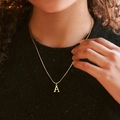 Vergoldete Edelstahlhalskette mit einem minimalistischen Anhänger mit dem Großbuchstaben A - Buchstabe A / Gold Große Runde Schlangenkette