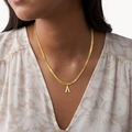 Goldene Schlangenkette mit Buchstaben-A-Anhänger getragen von einem Modell - Buchstabe A / Gold Große Flache Schlangenkette