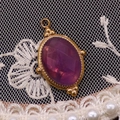 Detailansicht eines facettierten lila Steins in einer vergoldeten Fassung im Vintage-Stil - 15x24mm / Amethyst