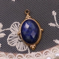 Ovaler facettierter Lapis-Anhänger aus vergoldetem Edelstahl mit feiner Perlenkante - 15x24mm / Lapislazuli