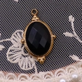 Vintage-Anhänger in Ovalform mit facettiertem schwarzem Stein und goldenem Granulatrand - 15x24mm / Schwarzer Achat
